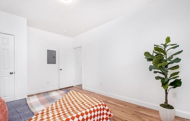 2 beds, 1 bath, $2,900, Unit # 20