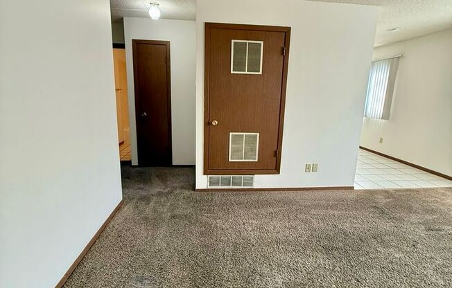 2 beds, 1 bath, 852 sqft, $833, Unit 9