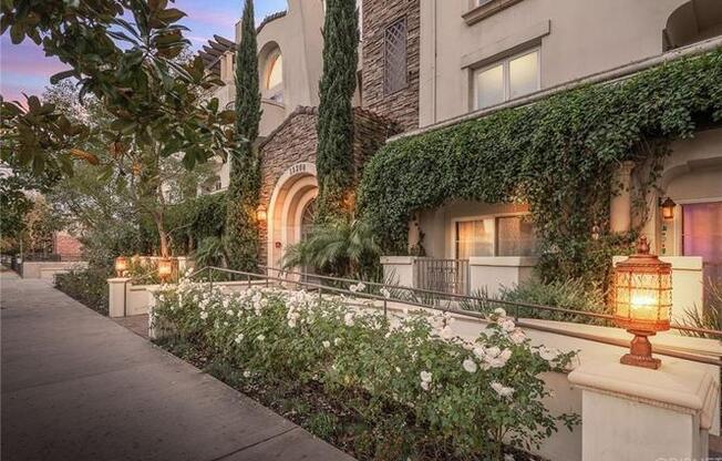 Beautiful Sherman Oaks 2 Bedroom / 2.5 Bath Condo