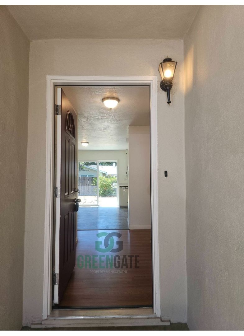 3 BEDROOM 2 BATH HOME MOVE IN READY IN MODESTO!