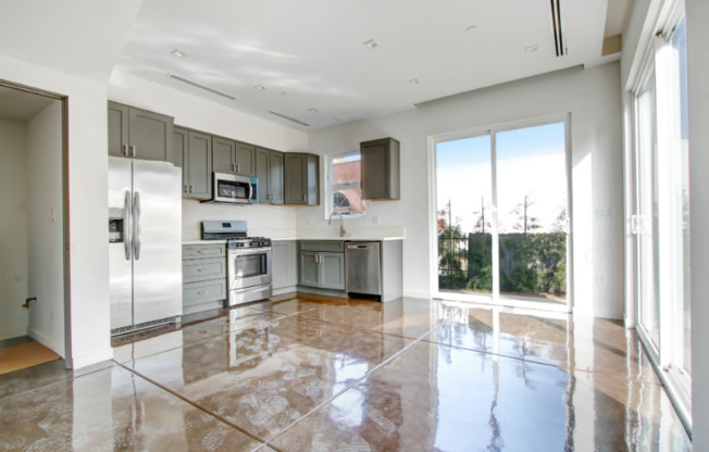 5407 N HUNTINGTON DR