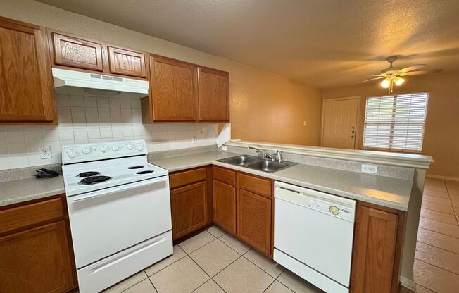 3 beds, 2 baths, 1,178 sqft, $925, Unit Apt A