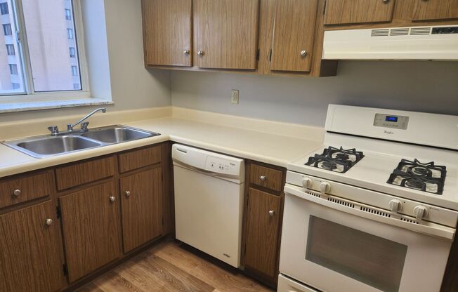 1 bed, 1 bath, 832 sqft, $1,120, Unit WG2-607