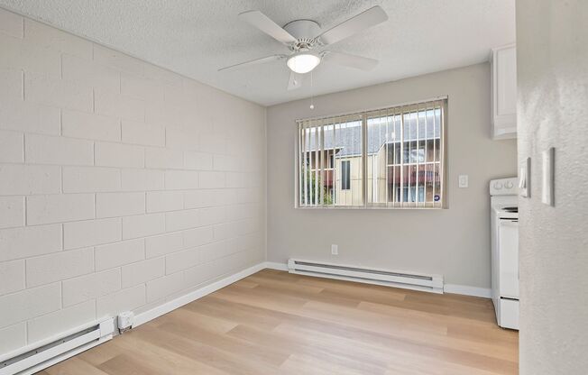 3 beds, 1 bath, 864 sqft, $1,495, Unit 39