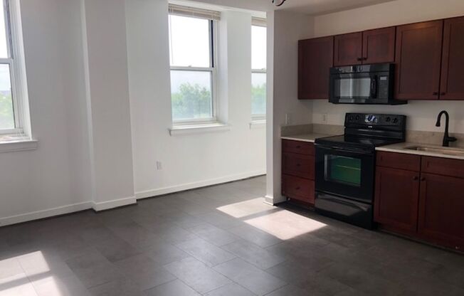 2 beds, 1 bath, $1,999, Unit 220