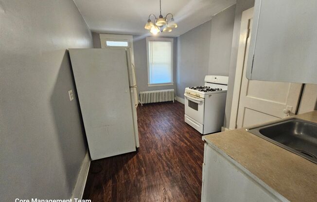 3 beds, 1 bath, $1,700, Unit UNIT 2