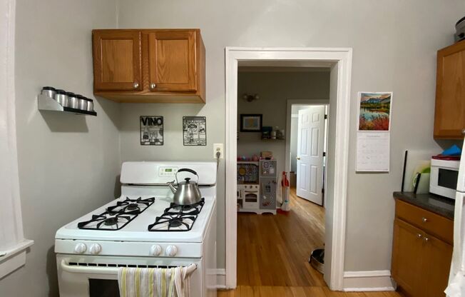 2 beds, 1 bath, $1,750, Unit H3