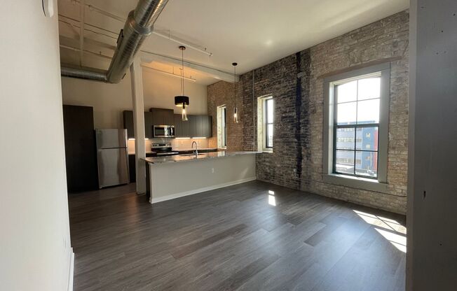 2 beds, 1 bath, 1,002 sqft, $2,215, Unit Cream City Lofts-409