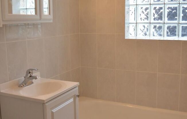 1 bed, 1 bath, $1,600, Unit 206