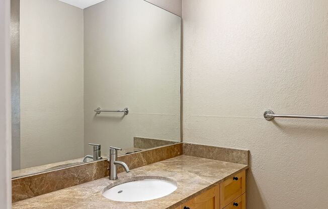 Modern 2B/2BA Condo with Balcony & Amenities in La Jolla