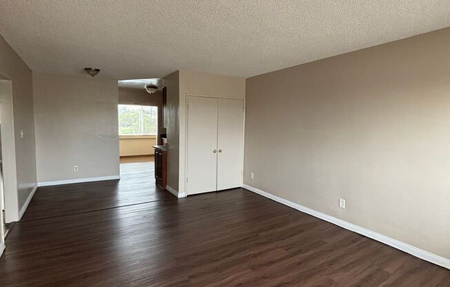 Spacious 2 Bedroom 2 Bath  in the Heart of Inglewood!- $2,400.00 with Patio!! & Parking !!