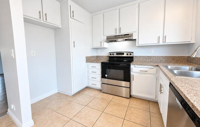 2 beds, 1 bath, $2,600, Unit 14