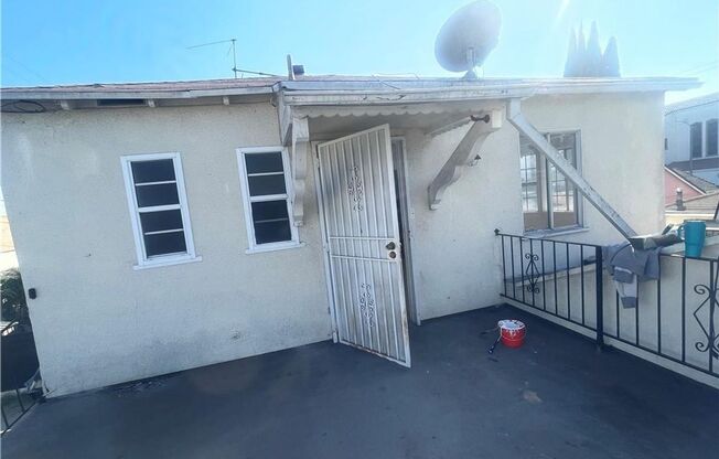 1 bed, 1 bath, $2,500, Unit Top of the garage