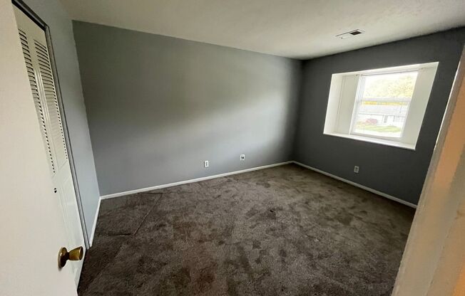 2 beds, 1 bath, 774 sqft, $940, Unit B11