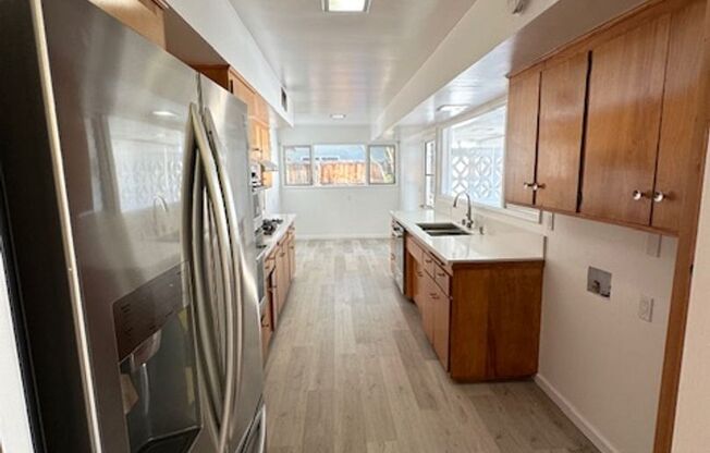 4+2 Mid Century Modern Home - New Appliances, 2 Car Garage, Fireplace, Spacious Living Space, Covered Patio