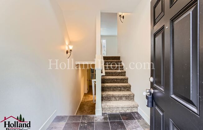 Wonderful 3 Bed 3 Bath Townhouse in  Hillsboro!