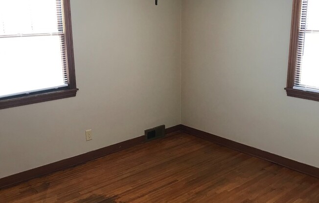 1 bed, 1 bath, 650 sqft, $700, Unit 02