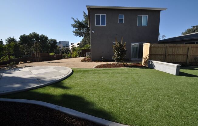 4BD/2BA, Great Yard!