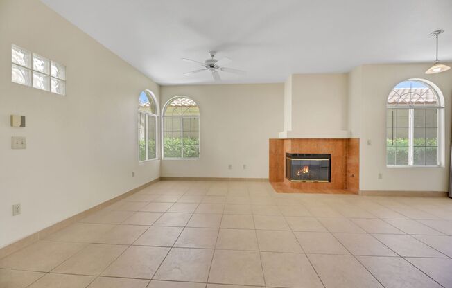 Downstairs 2 bedroom condo in Green Valley