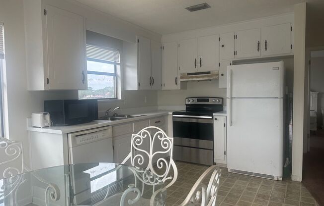 2 beds, 1 bath, $1,350, Unit Upper