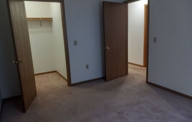 2 beds, 1 bath, $800, Unit 06