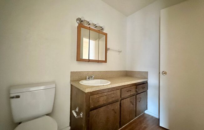 1 bed, 1 bath, 406 sqft, $650, Unit APT B