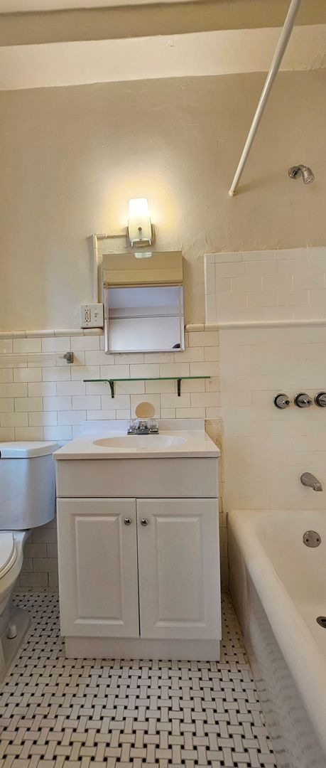 2 beds, 2 baths, 775 sqft, $1,975, Unit 210