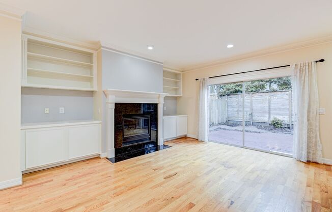 Chic Three-Story Home: Ideal Living Near Rice Village and More!