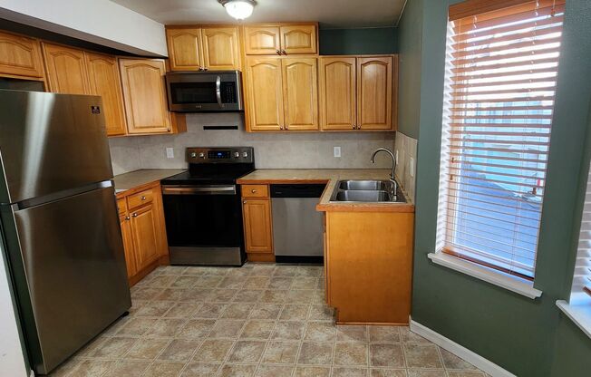 Spacious 2 bedroom Townhome w/ 2 car garage