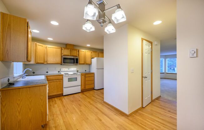 Well-maintained 3 bedrooms 2.5 bath townhouse located in the heart of Lake City/Northgate