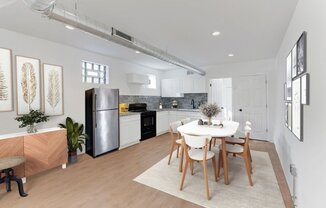 308 W QUEEN LN