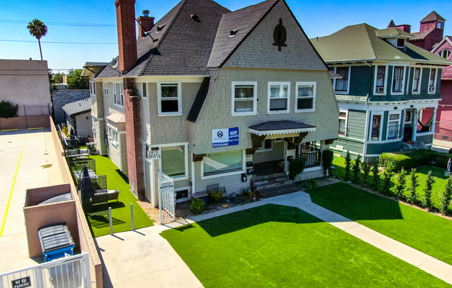 Pisces Victorian Home on Menlo Avenue