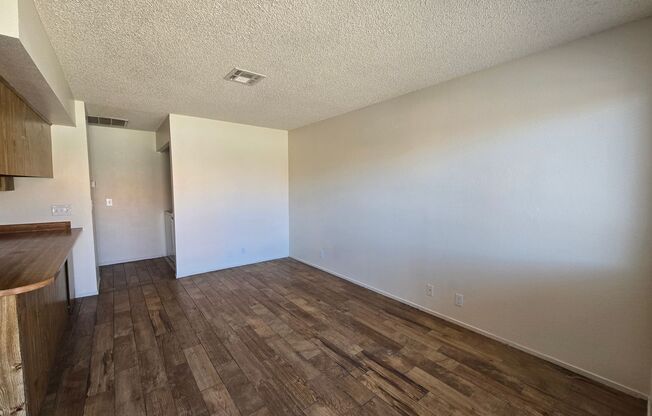 A nice & cozy 1-bedroom, 1-bathroom upstairs condo