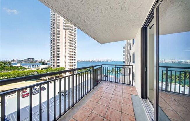 1 bed, 1.5 baths, $3,100, Unit # 916