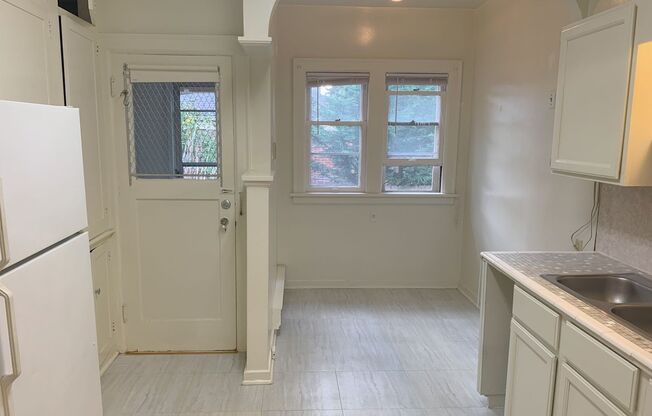 1 bed, 1 bath, 1,100 sqft, $2,250, Unit 3331 E Marion St.