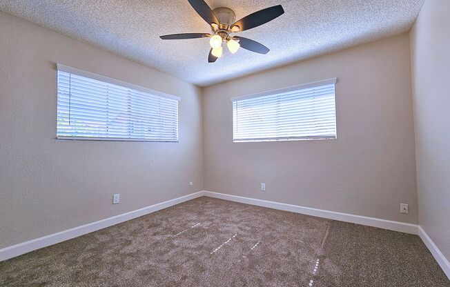 2 beds, 1 bath, 800 sqft, $1,995, Unit 33-13