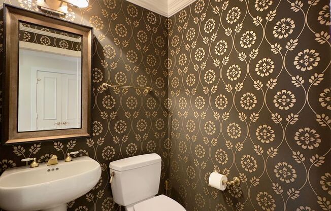 Elegant 2 Bedroom/2.5 Bathroom Apartment with Den, 2 Parking Spaces, and Storage Unit in Canton, Baltimore, MD!