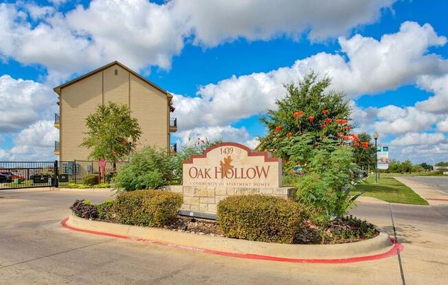 Oak hollow entrance sign