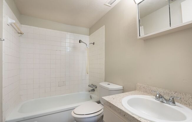 2 beds, 1 bath, 760 sqft, $1,100, Unit 243