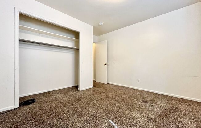 3 beds, 1 bath, $1,595, Unit 29th 2252 #4