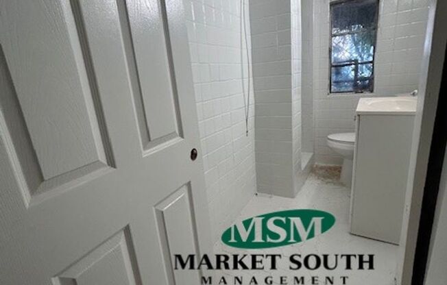 RENOVATED ONE BEDROOM ON THE BEAUTIFUL JONES STREET!!!