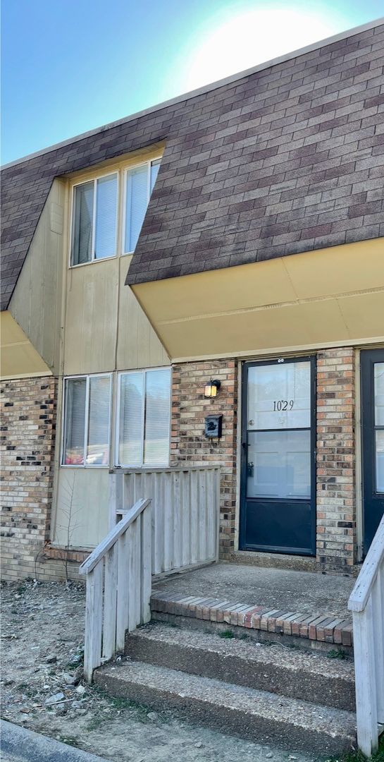 Cute and Convenient  South Nashville Townhouse near BNA and Woodbine - Renovated