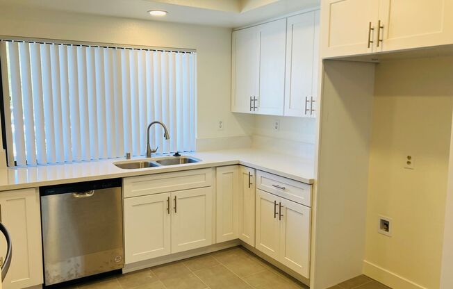 Fabulous Remodeled 3 Bedroom Newport Beach Townhouse Minutes from Balboa Peninsula & the Beach!