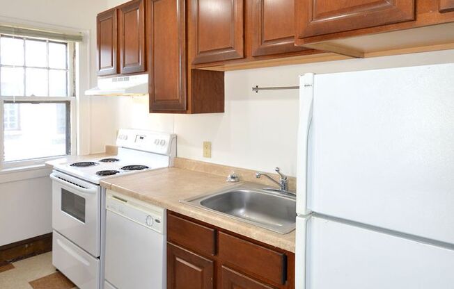 1 bed, 1 bath, 425 sqft, $955, Unit 7 - 36