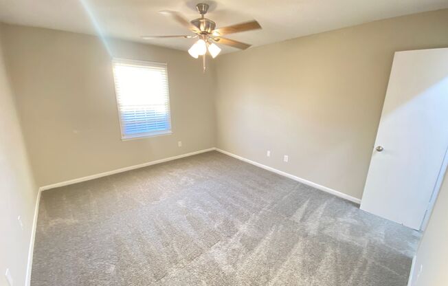 1 bed, 1 bath, 615 sqft, $1,100, Unit 871 Oakwood Villa