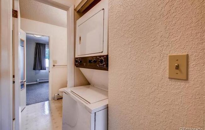 2 beds, 1 bath, $1,895