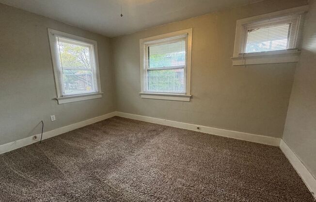 3 beds, 1 bath, 1,160 sqft, $1,000, Unit 414 Five Oaks Ave