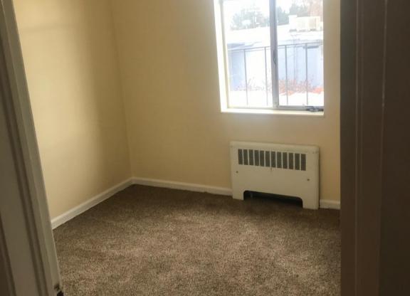 2 beds, 1 bath, 950 sqft, $1,595
