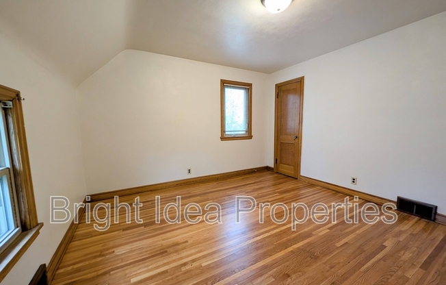 81 WINONA ST E