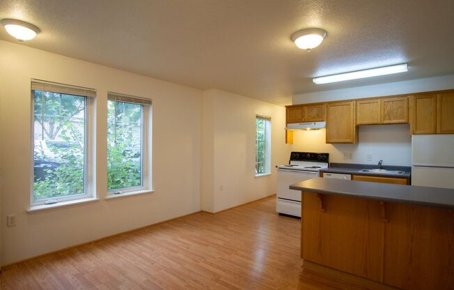 St Johns-Corner 1Bdr w/Dishwasher + Washer/Dryer Ready Now!